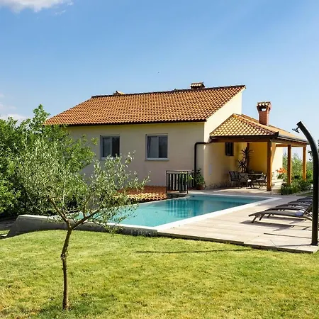 Holiday home With Pool And Garden