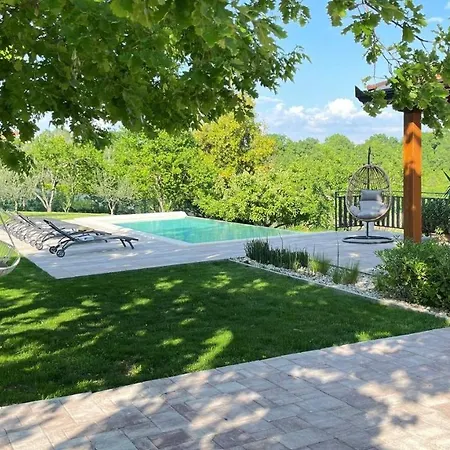 With Pool And Garden Trviz