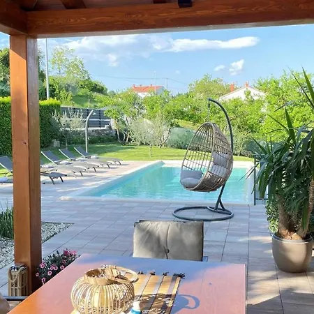 Holiday home With Pool And Garden